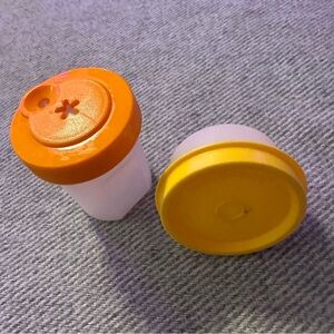 ⭐️ Tupperware 2247A mini adjustable salt and pepper shaker and smidget